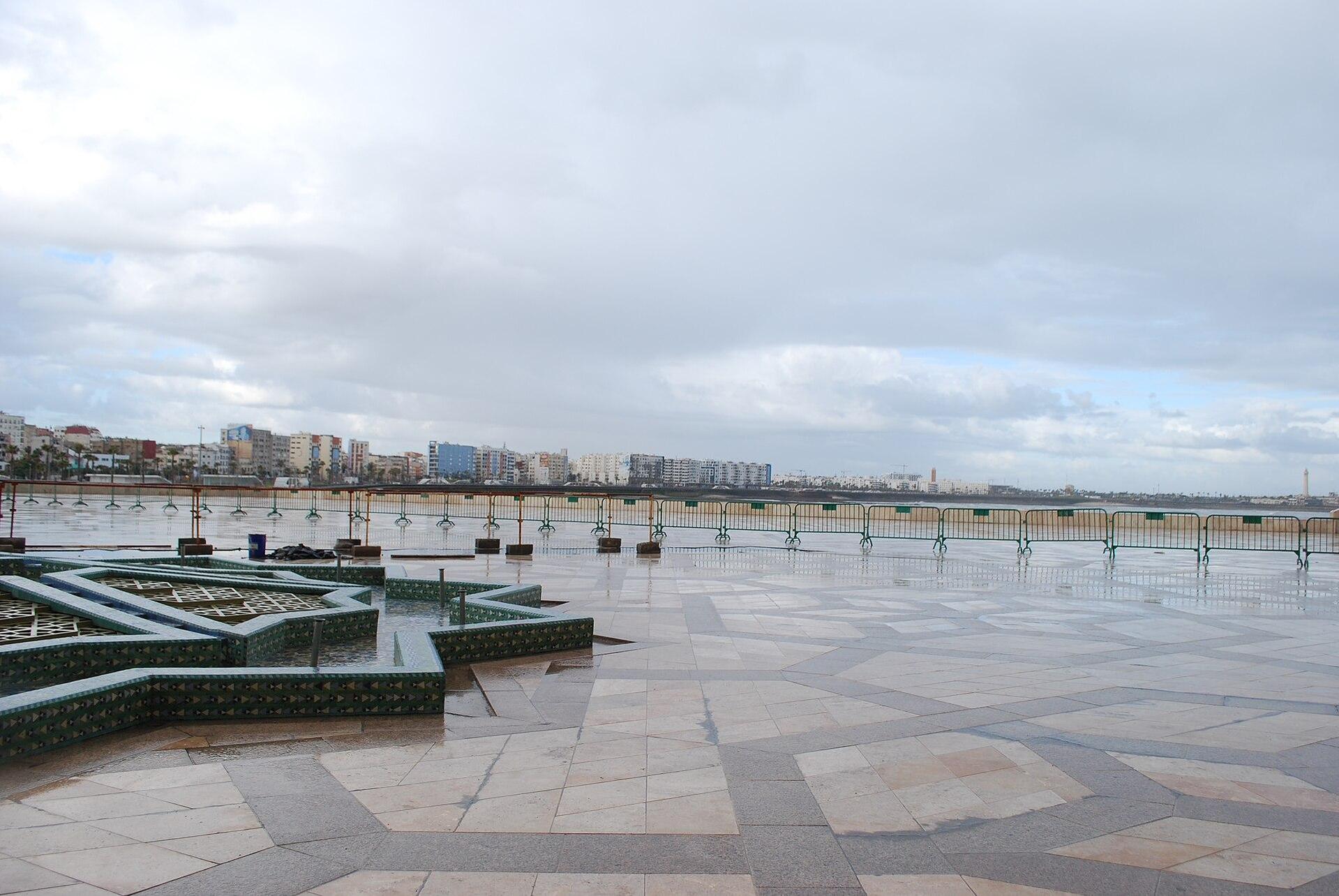 Commissioned by King Hassan II, the Hassan II Mosque in Casablanca features the world's second tallest minaret. Source: Wikimedia Commons / Hassan II Mosque Plaza.jpg / by FuriousYogi / CC BY-SA 4.0 / https://commons.wikimedia.org/w/index.php?curid=111717990