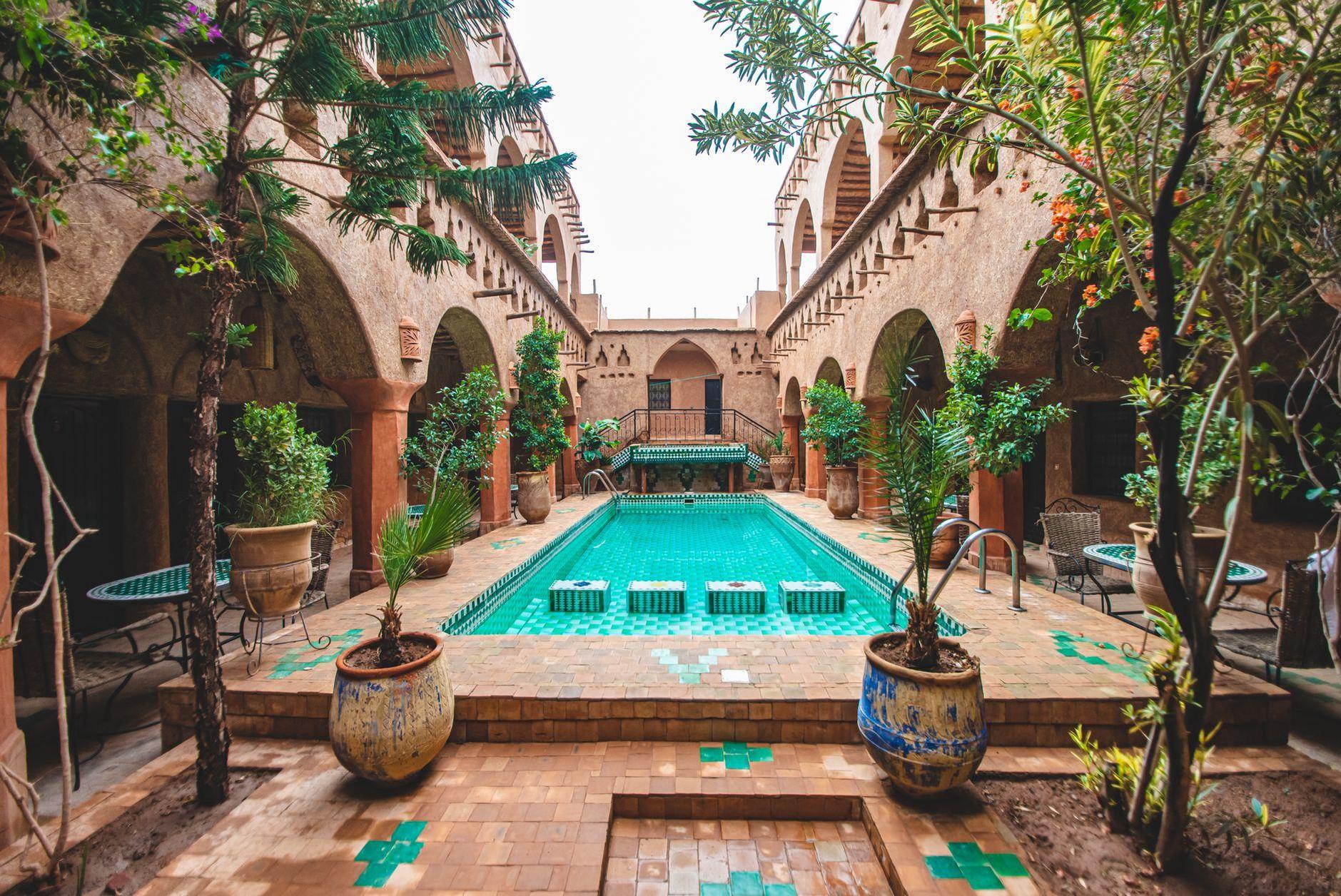 General visual reference for Traditional Moroccan Architecture and Urban Design. Source: Pexels / Photo by Zakaria HANIF / Pexels License / https://www.pexels.com/photo/courtyard-with-a-pool-in-riad-maktoub-hotel-ajt-bin-haddu-morocco-10573397/