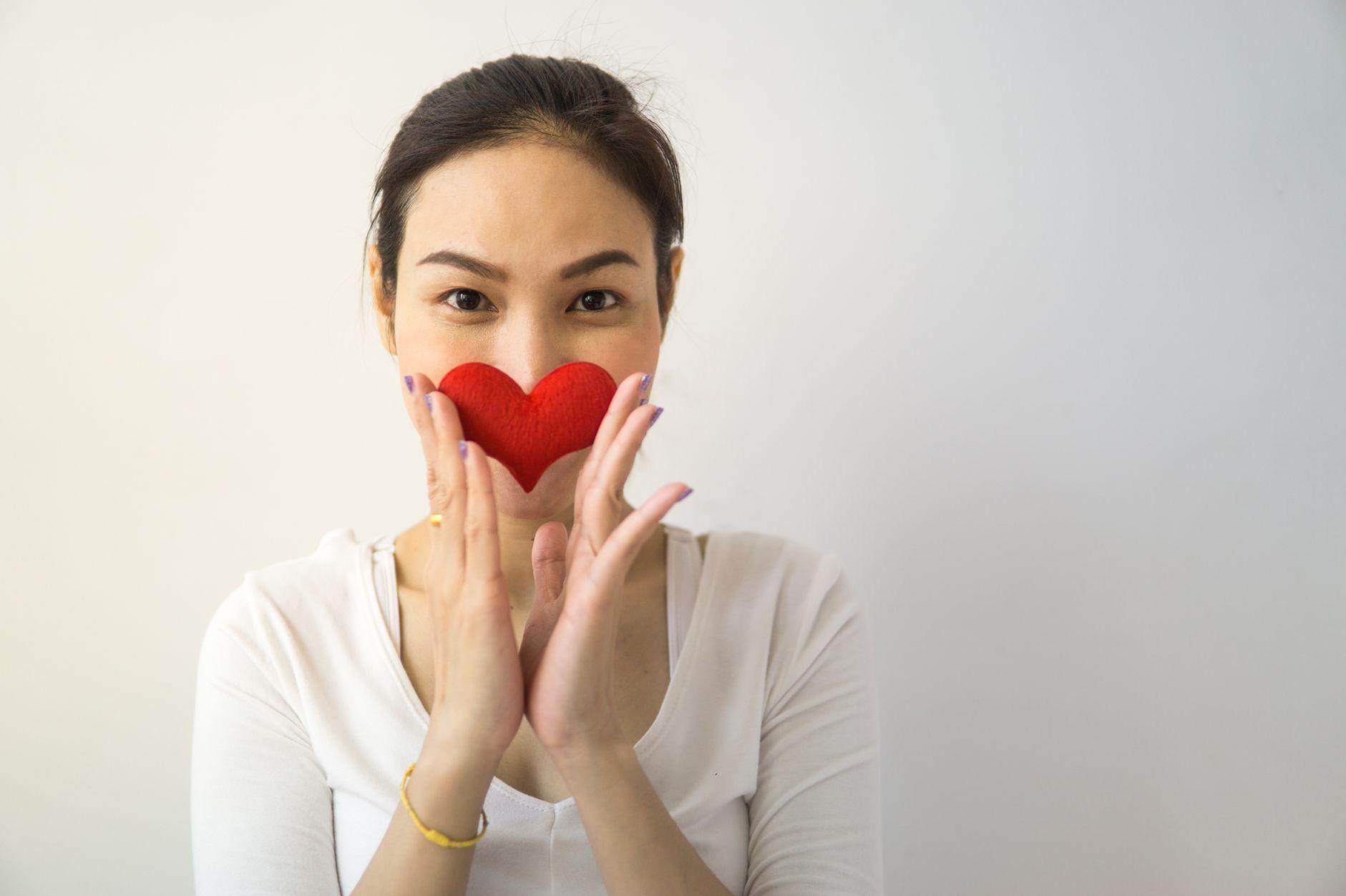 General visual reference for Altruism and Social Impact: IU’s Philanthropy. Source: Pexels / Photo by Puwadon Sang-ngern / Pexels License / https://www.pexels.com/photo/woman-holding-a-heart-shaped-object-5340268/
