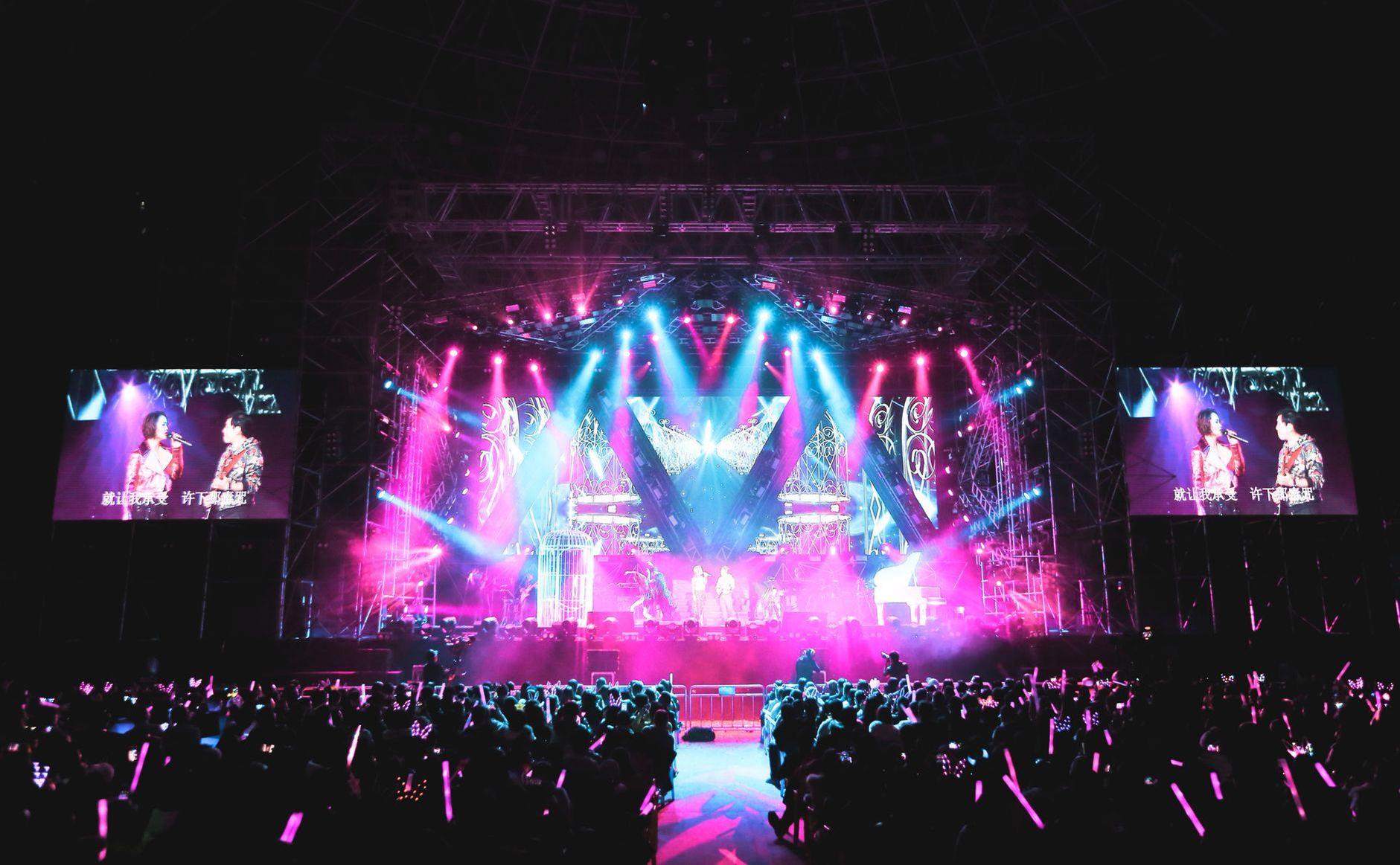 General visual reference for Connecting Across Borders: International Fanbase. Source: Pexels / Photo by Teddy Yang / Pexels License / https://www.pexels.com/photo/unrecognizable-singers-performing-on-bright-stage-in-front-of-public-2167380/