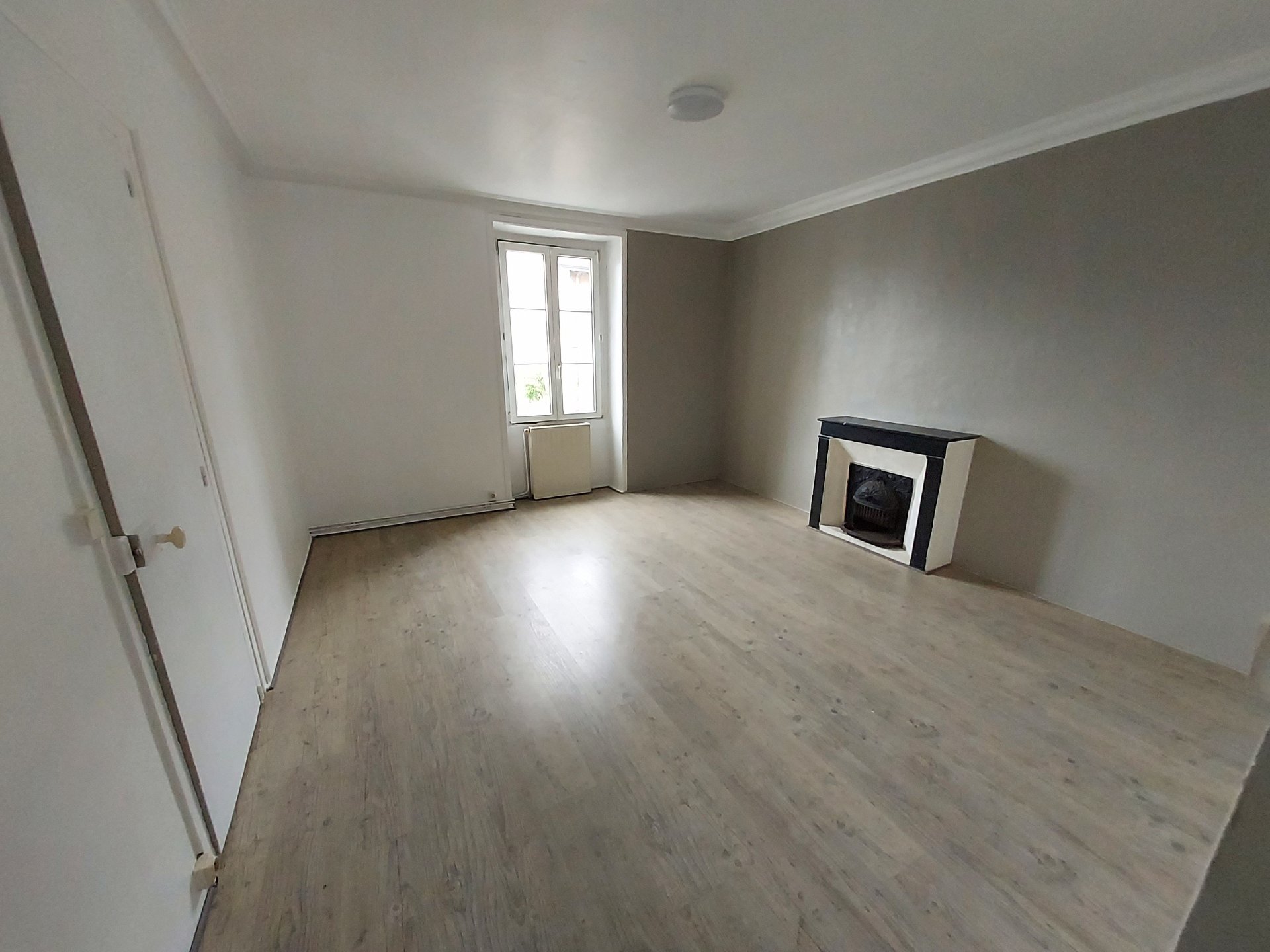 LOUE APPARTEMENT T4 EN DUPLEX PROCHE LYCEE