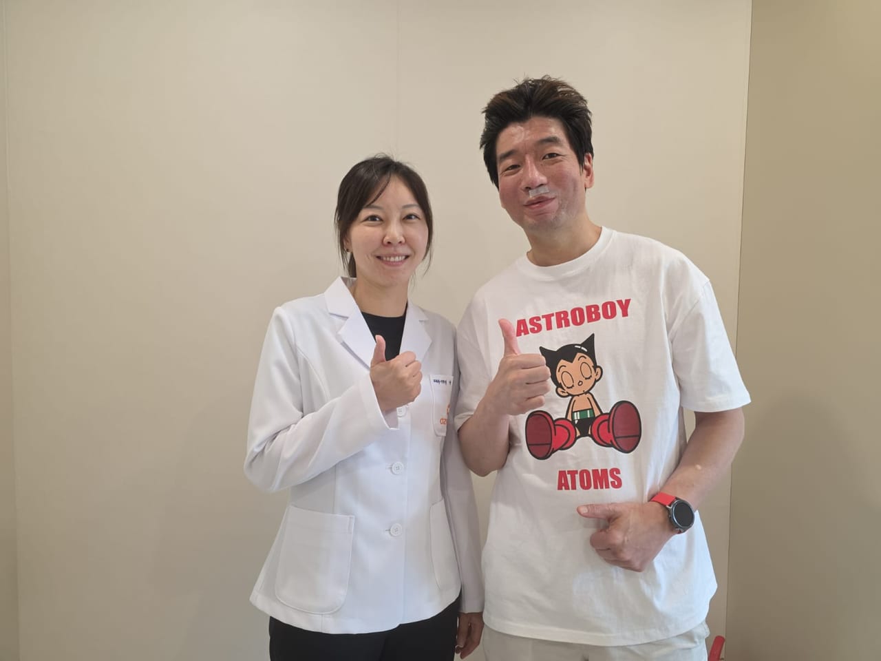 Steven and a member of his medical team giving a thumbs-up