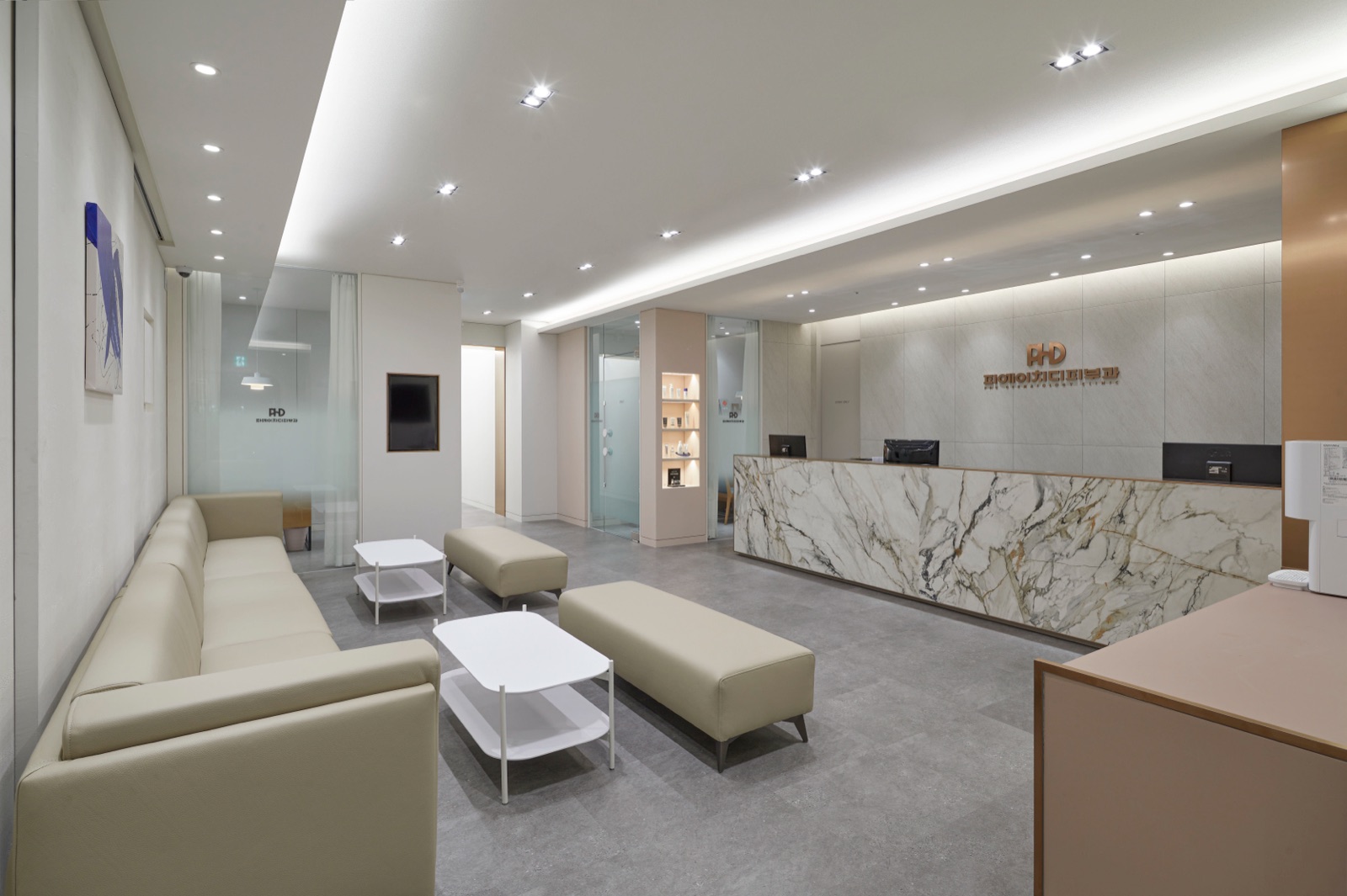 Lobby with sofas and benches facing the reception desk