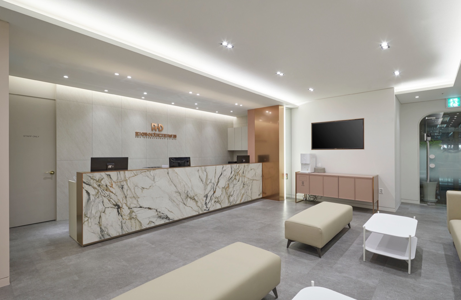 Lobby with the reception desk, a wall screen and waiting benches