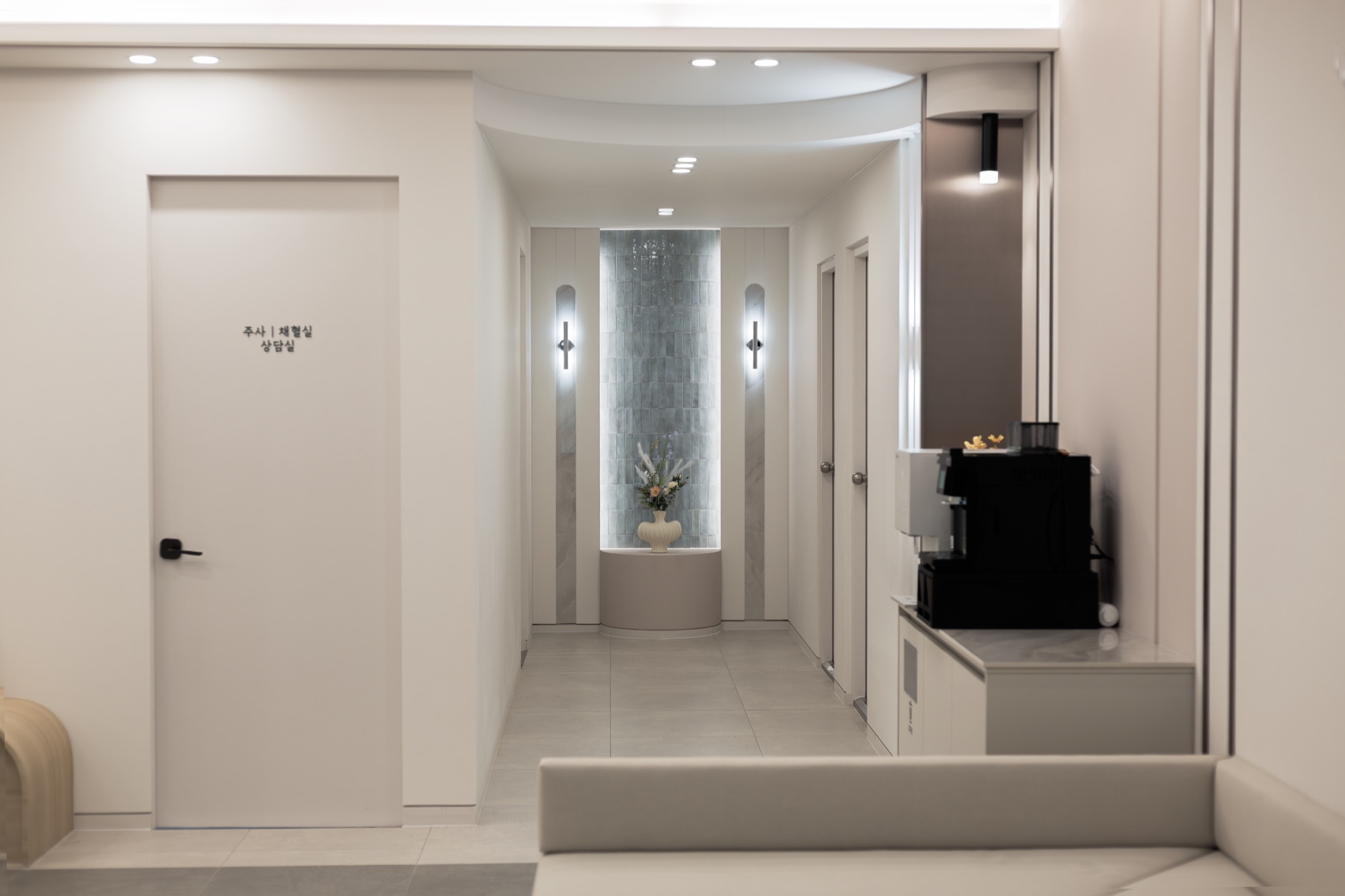 Corridor with a refreshment corner beside the examination rooms