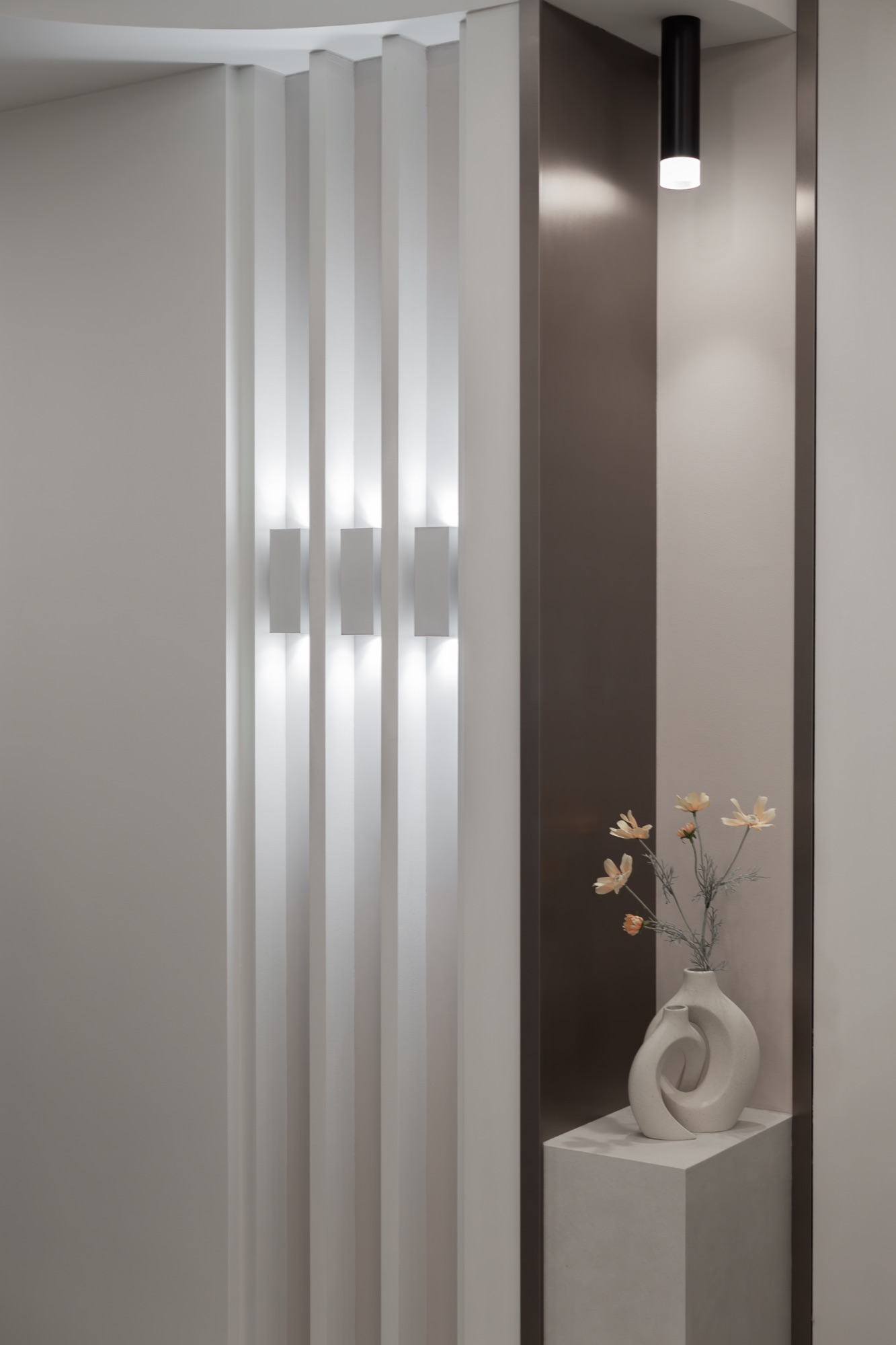 Frosted partition and a decorative object in the waiting area