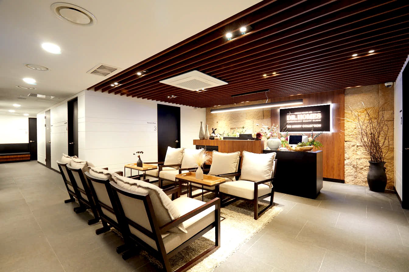 Row of individual seats along the treatment-room corridor, under a slatted wood ceiling