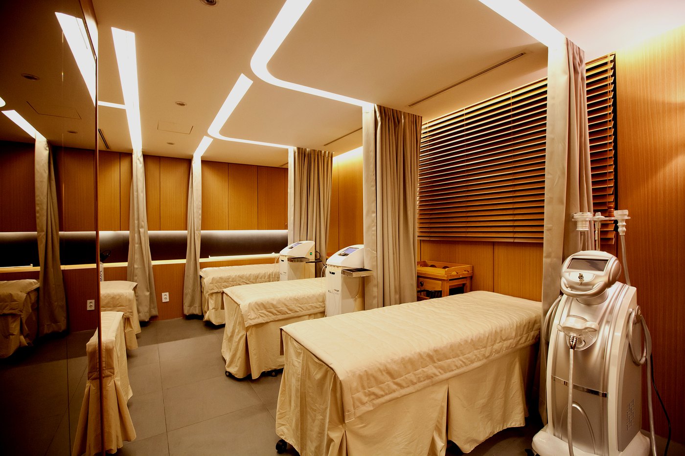 Care room with treatment beds and a device on a mobile stand