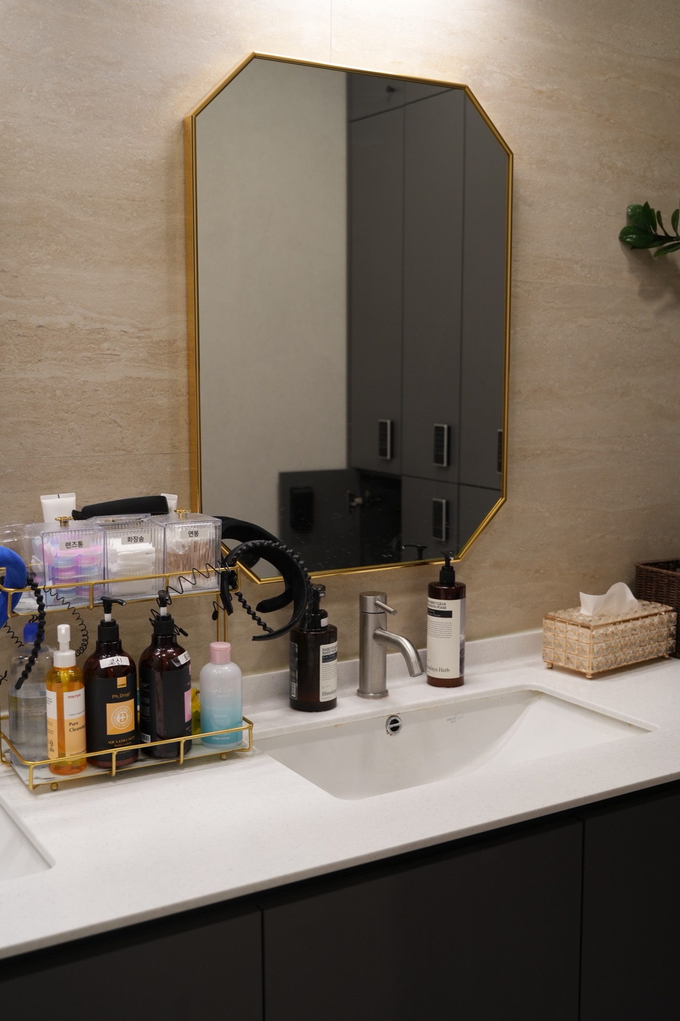 Face-washing and powder area inside the clinic