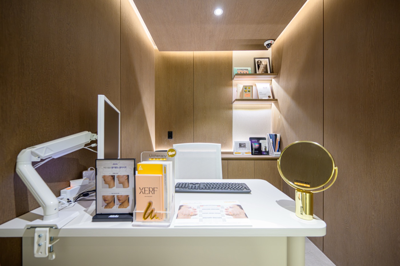 Consultation desk with a skin analysis device, a mirror and product display