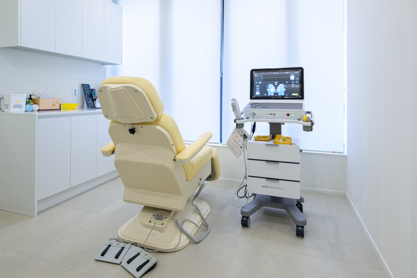 Treatment room with a reclining chair and a laser system with a display monitor