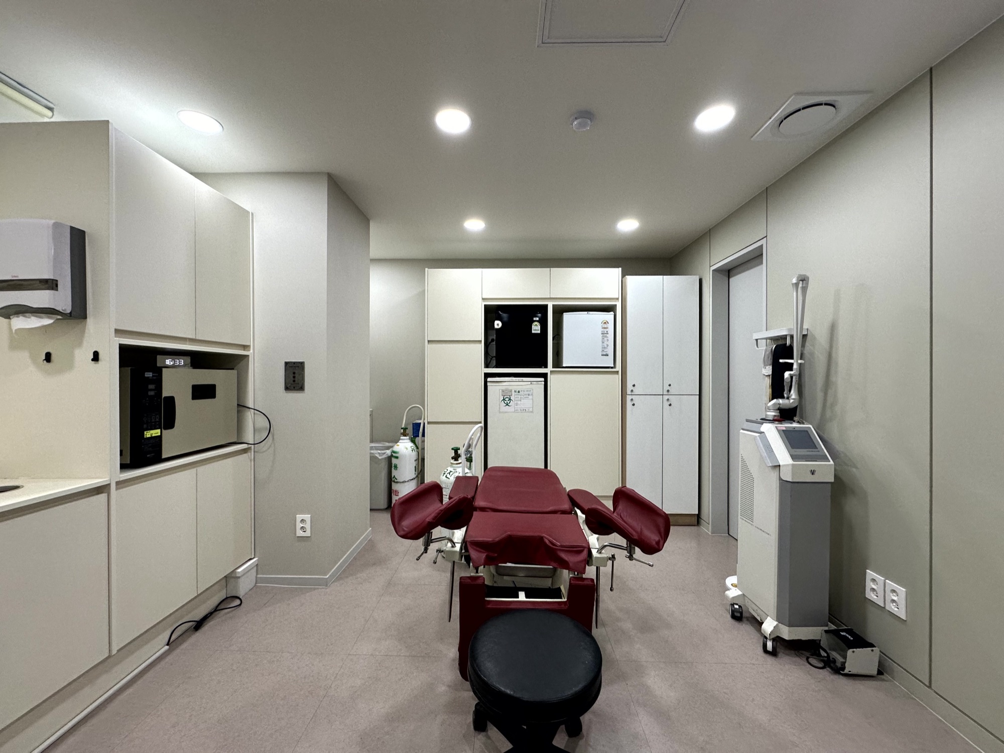 Treatment room with an examination chair and medical equipment
