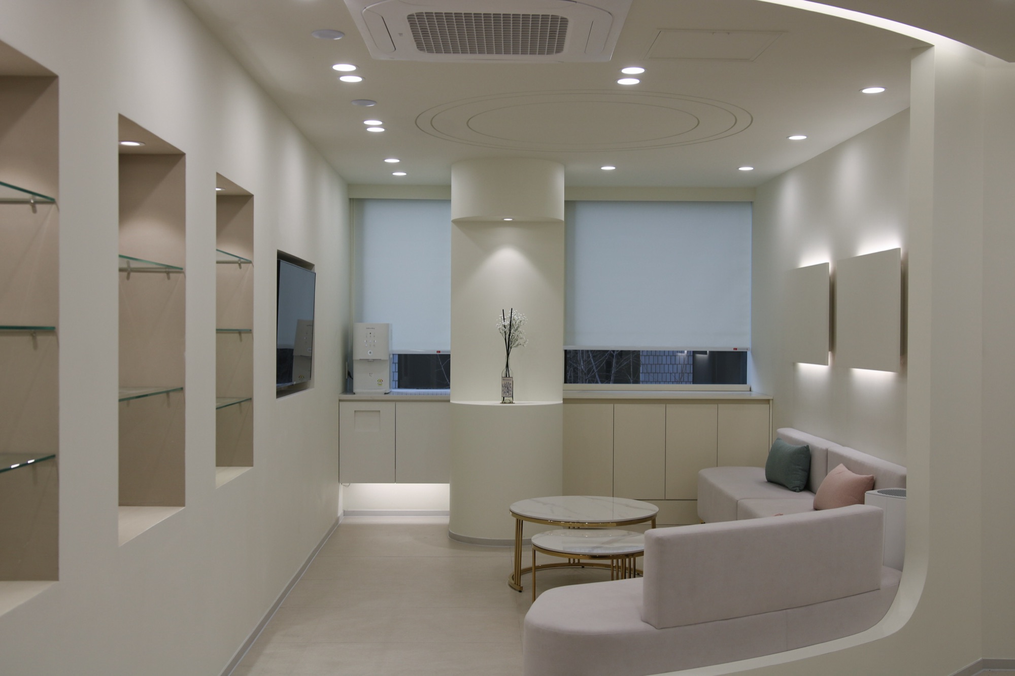 Side view of the waiting lounge with wall niches and a round table
