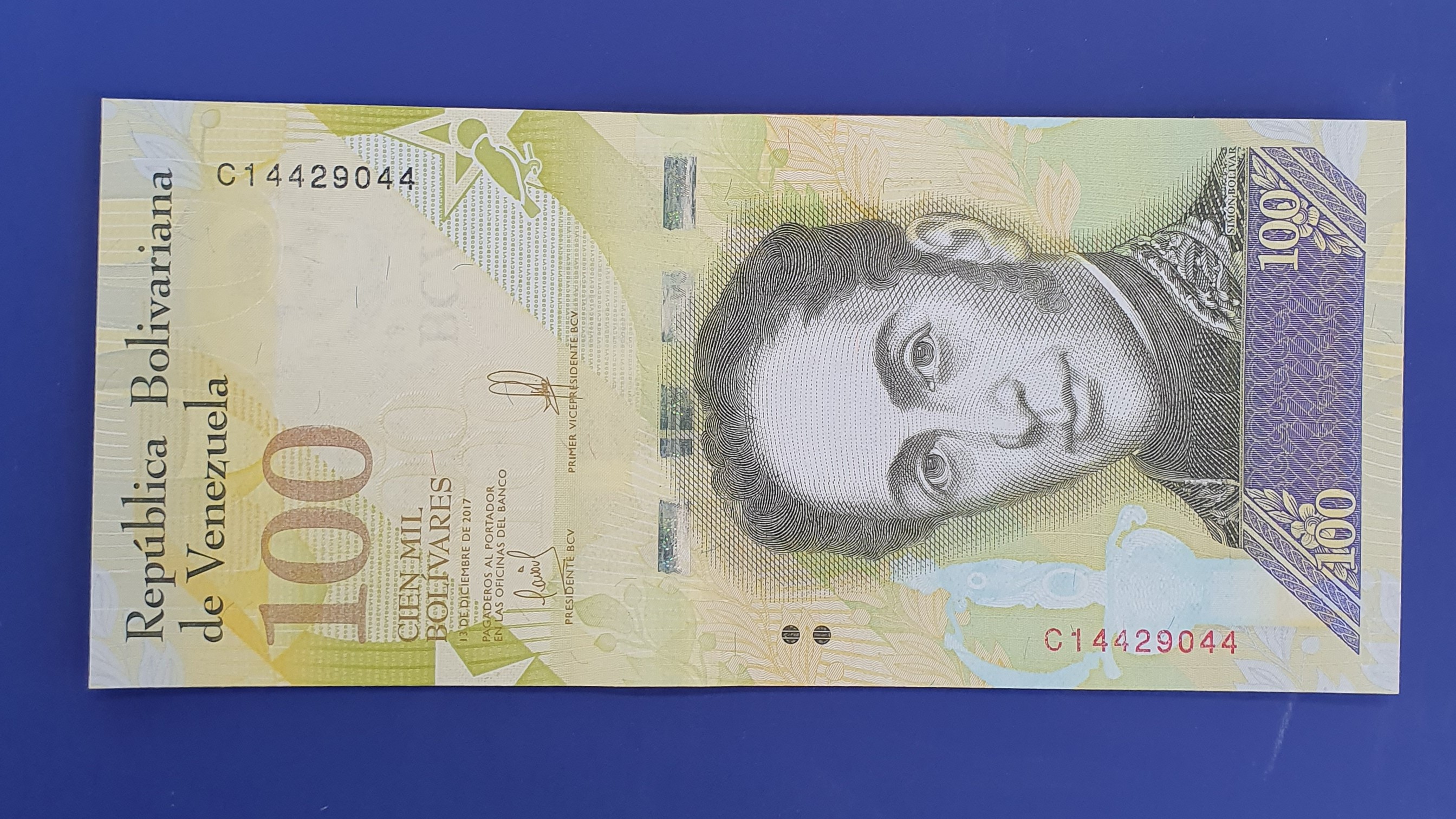 100 Bolivar front