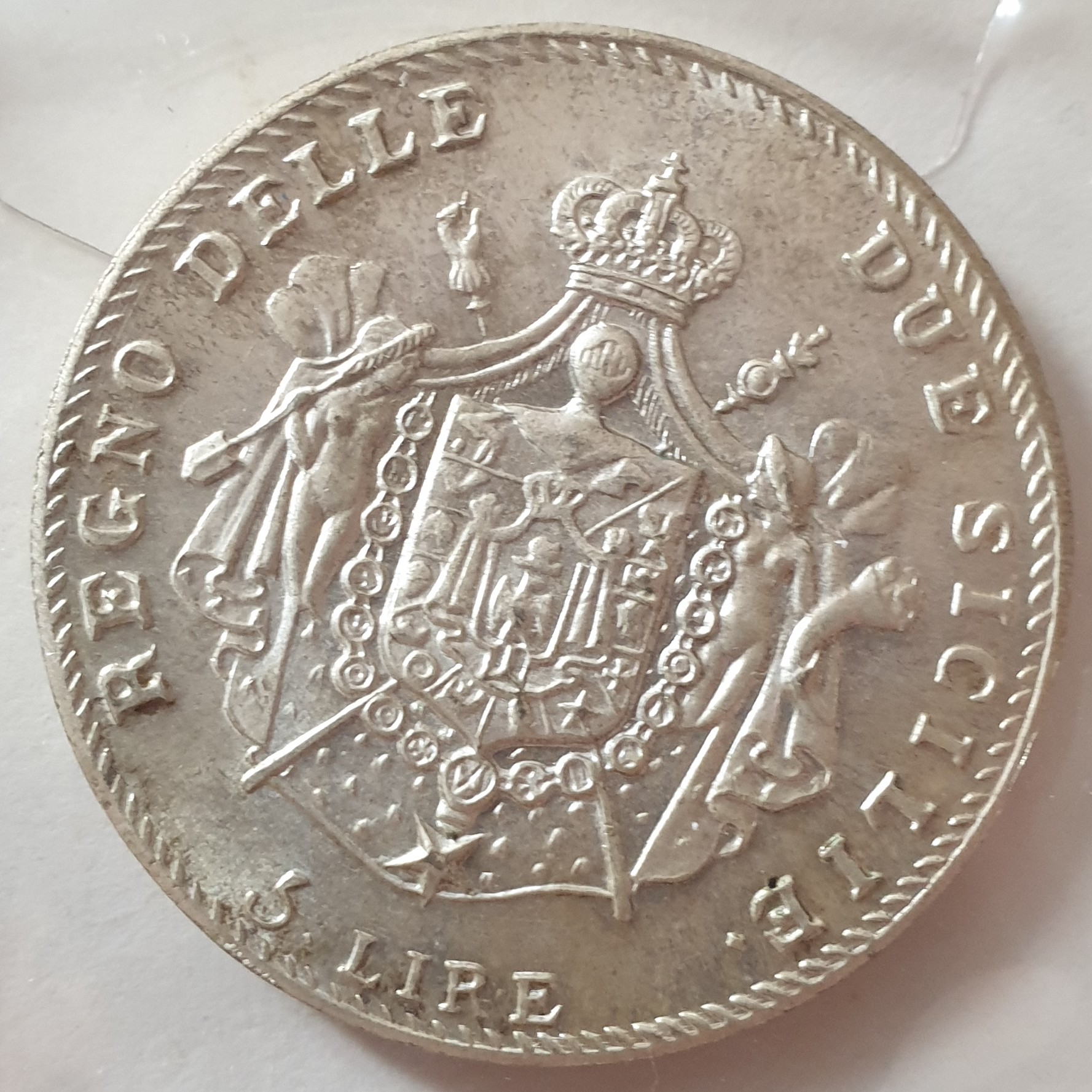 5 Lira front