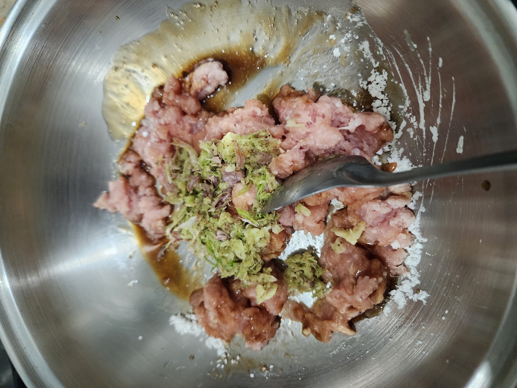 ภาพขั้นตอน: ผสมใส้สำหรับยัดแตงกวา