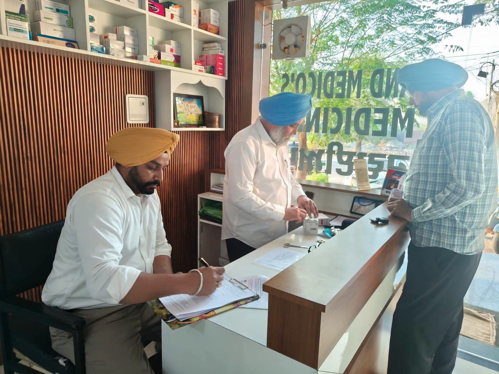 ਸਿਹਤ ਵਿਭਾਗ ਵੱਲੋਂ ਹੌਟ ਸਪੌਟ ਖੇਤਰਾਂ ਵਿੱਚ ਦਵਾਈਆਂ ਦੀਆਂ ਦੁਕਾਨਾਂ ਦੀ ਕੀਤੀ ਅਚਨਚੇਤ ਚੈਕਿੰਗ
