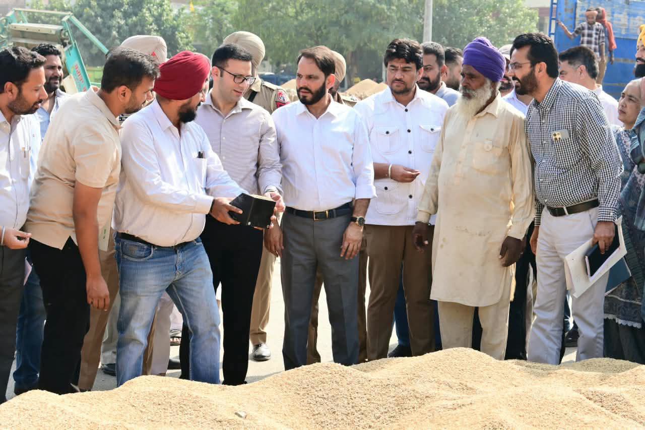 ਡਿਪਟੀ ਕਮਿਸ਼ਨਰ ਤੇ ਜ਼ਿਲ੍ਹਾ ਪੁਲਿਸ ਮੁਖੀ ਵੱਲੋਂ ਬਠਿੰਡਾ ਅਨਾਜ ਮੰਡੀ ਦਾ ਦੌਰਾ, ਝੋਨੇ ਦੀ ਖ੍ਰੀਦ, ਤੁਲਾਈ ਤੇ ਚੁਕਾਈ ਦੇ ਕੰਮ ‘ਚ ਲਿਆਂਦੀ ਜਾਵੇ ਤੇਜ਼ੀ : ਡਿਪਟੀ ਕਮਿਸ਼ਨਰ