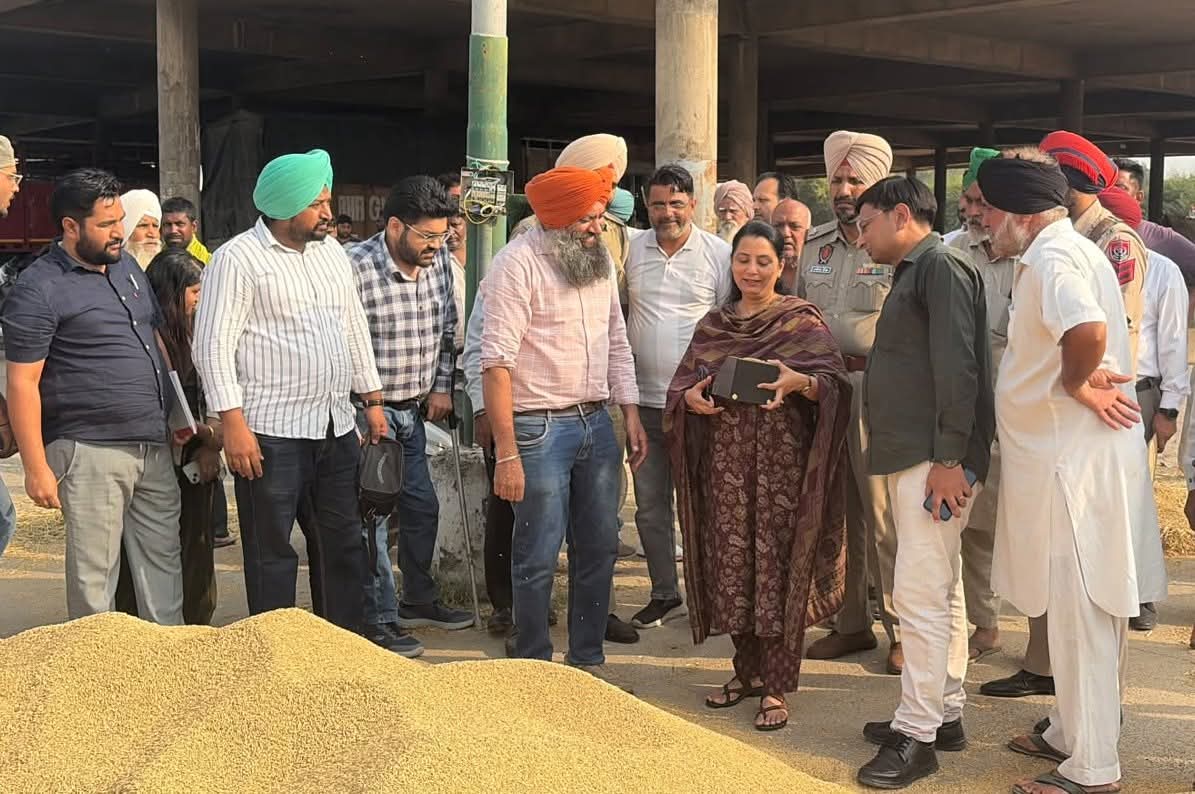 ਡਿਪਟੀ ਕਮਿਸ਼ਨਰ ਨਵਜੋਤ ਕੌਰ ਵੱਲੋਂ ਬੁਢਲਾਡਾ ਵਿਖੇ ਅਨਾਜ ਮੰਡੀਆਂ ਦਾ ਦੌਰਾ