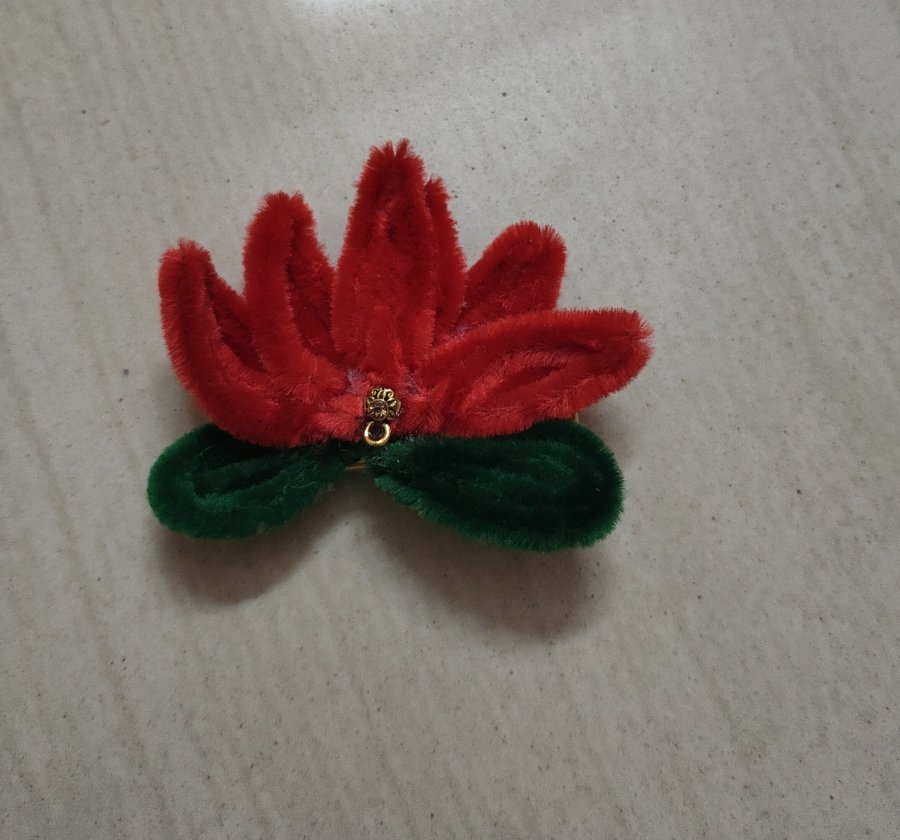 Pipe cleaner hair clips