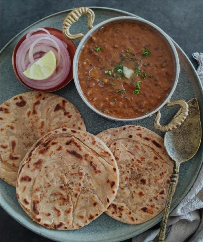 Dal makhni with 3 phulka