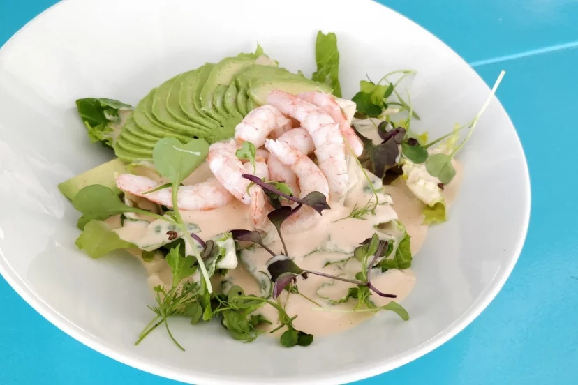 Cóctel de aguacates con gambas blancas frescas