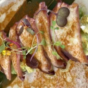 Pulpo nacional a la gallega con guacamole