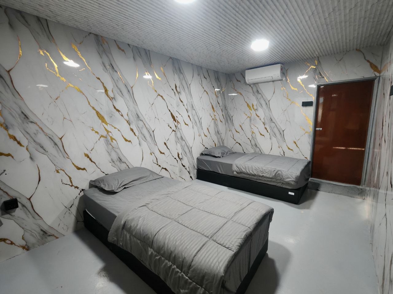 Room 01