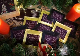 Декілька крафтових паперових пакетів з кавою