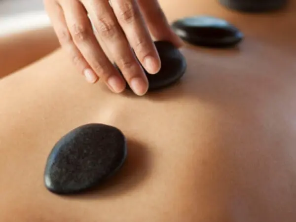 Masajes con piedras calientes 