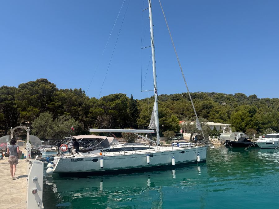 Delphia 47 – Team Adventure – Segelyacht in Marina Frapa Rogoznica