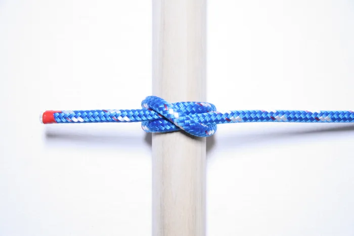 Nudo Ballestrinque (Clove Hitch) — asegurar un cabo a una percha o defensa