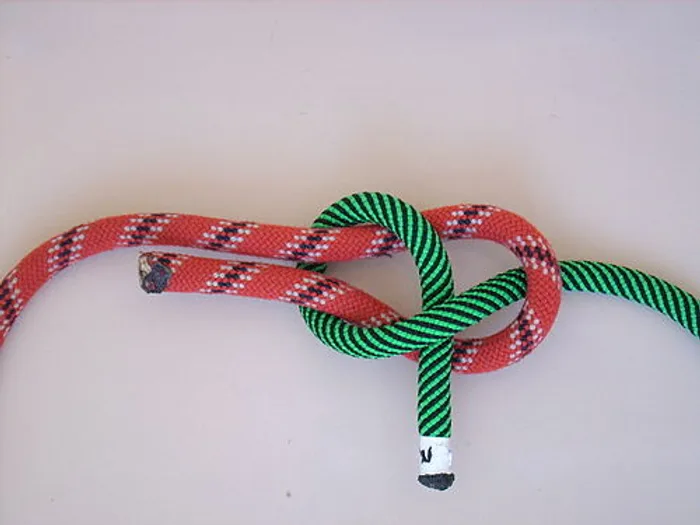Vuelta de Escota (Sheet Bend) — unir un chicote a una gaza