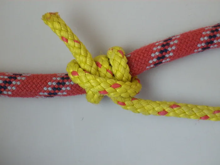 Vuelta Mordida (Rolling Hitch) — hacer firme un cabo a una percha bajo tensión longitudinal