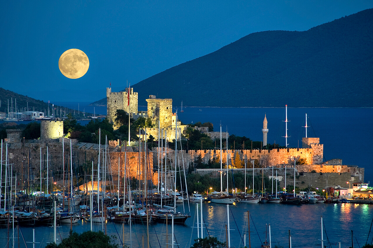 Vistas al castillo en el puerto de Bodrum, Turquía Vistas al castillo en el puerto de Bodrum, Turquía