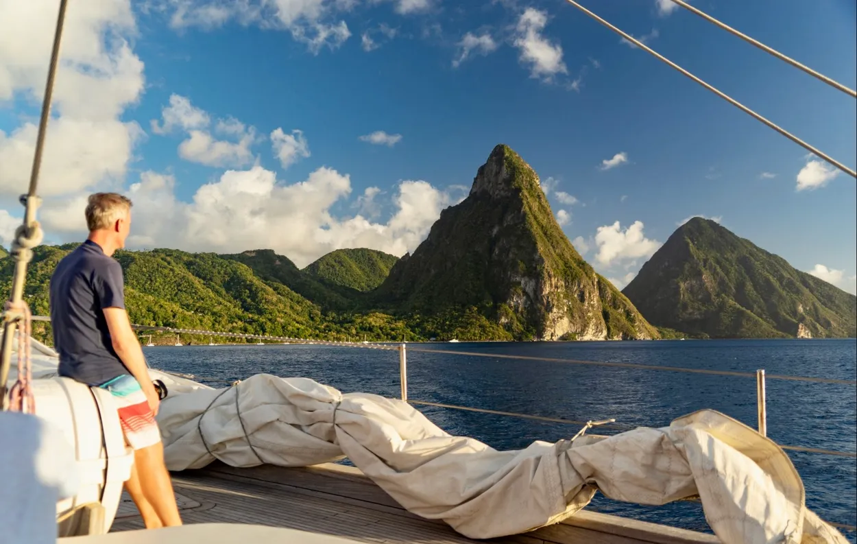 Disfrutando de tiempo de calidad a bordo de un velero clásico