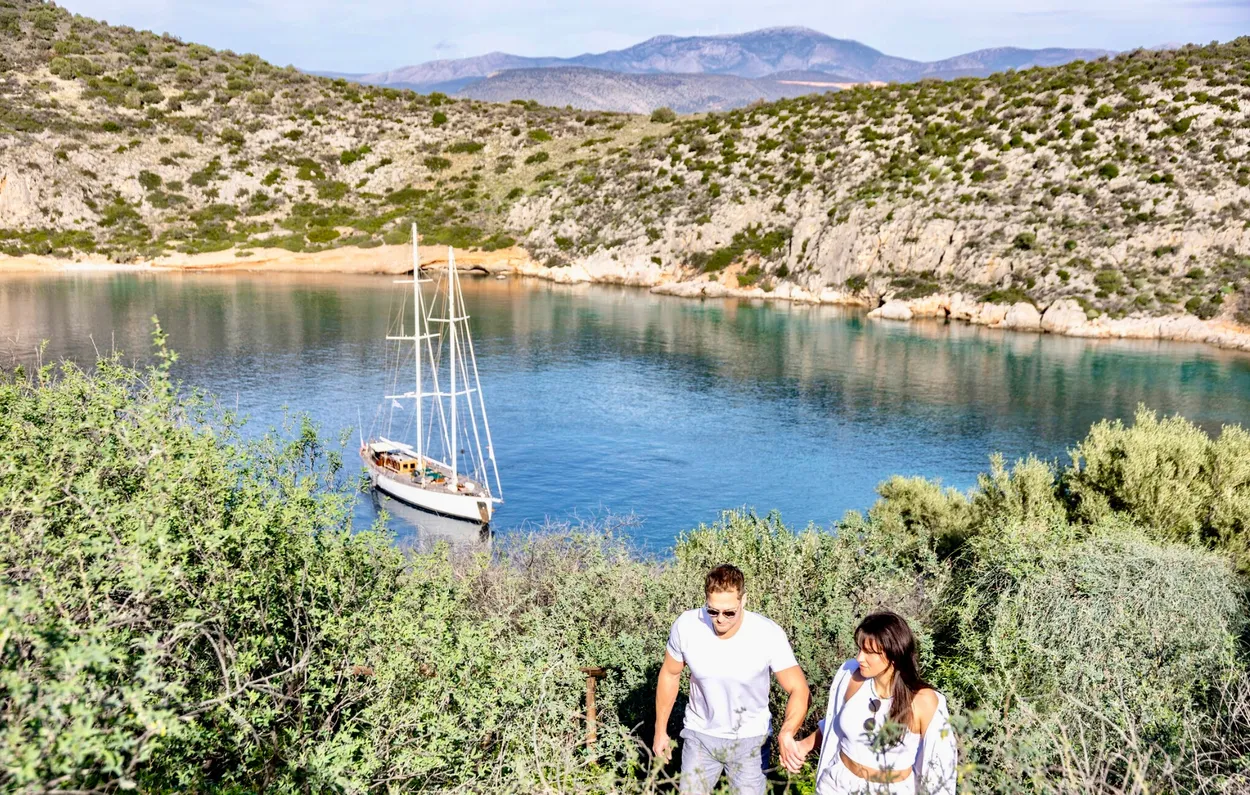 Pareja disfrutando del crucero en velero clásico