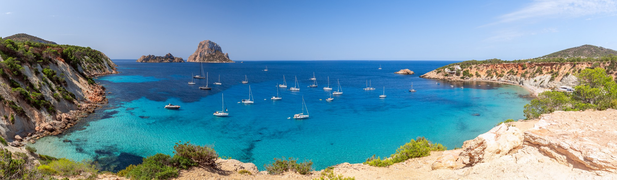 Barcos fondeando en cala de aguas cristalinas en Ibiza