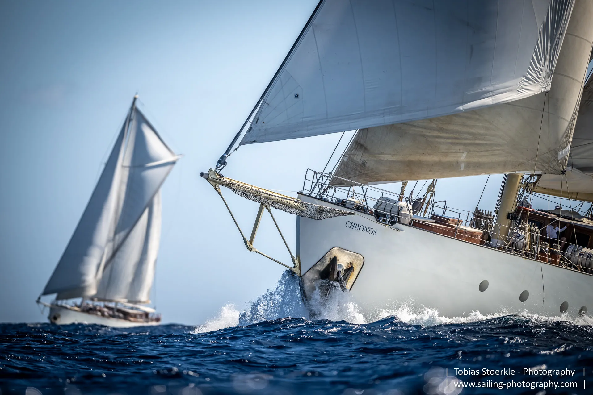 Vista del velero Chronos navegando