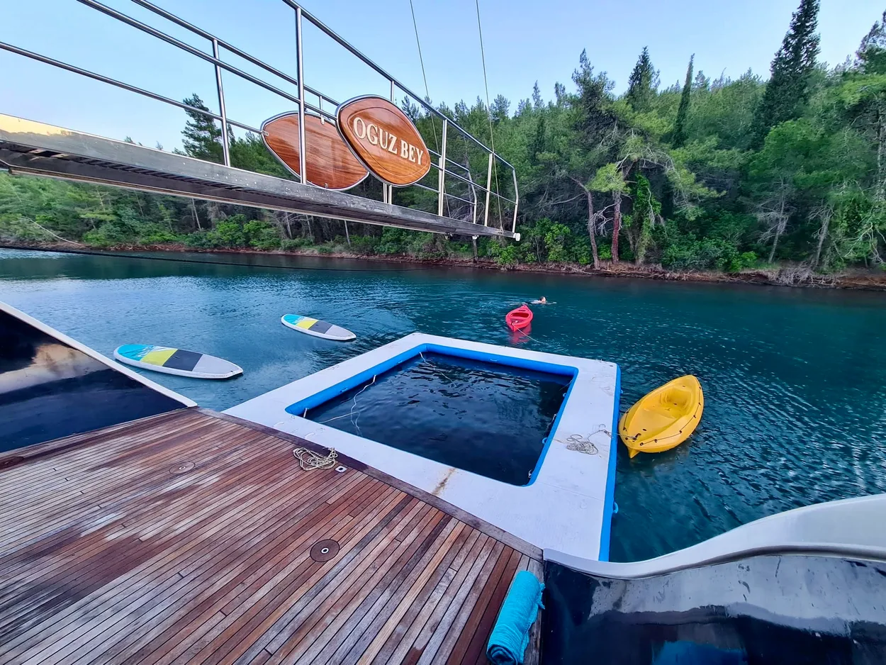 Deportes acuáticos y entretenimiento a bordo de una goleta Turca Deportes acuáticos y entretenimiento a bordo de una goleta Turca