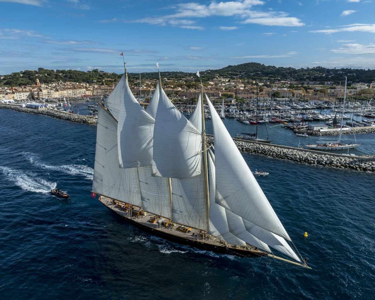 Velero de gran eslora compitiendo en Les voiles de Saint-Tropez