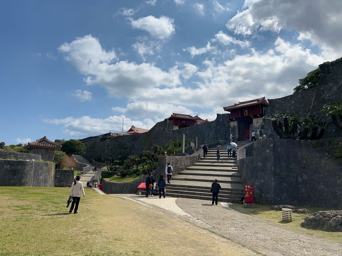 古都首里の路地裏でラインO