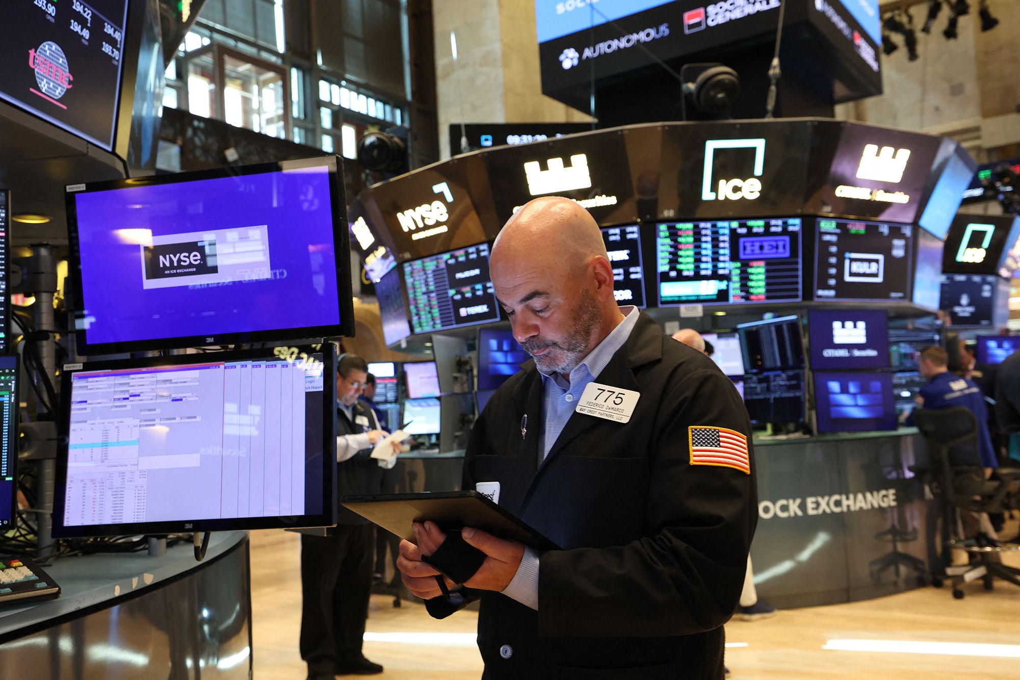 Stocks Waver as Wall Street Digests Trump Tariff Uncertainty
