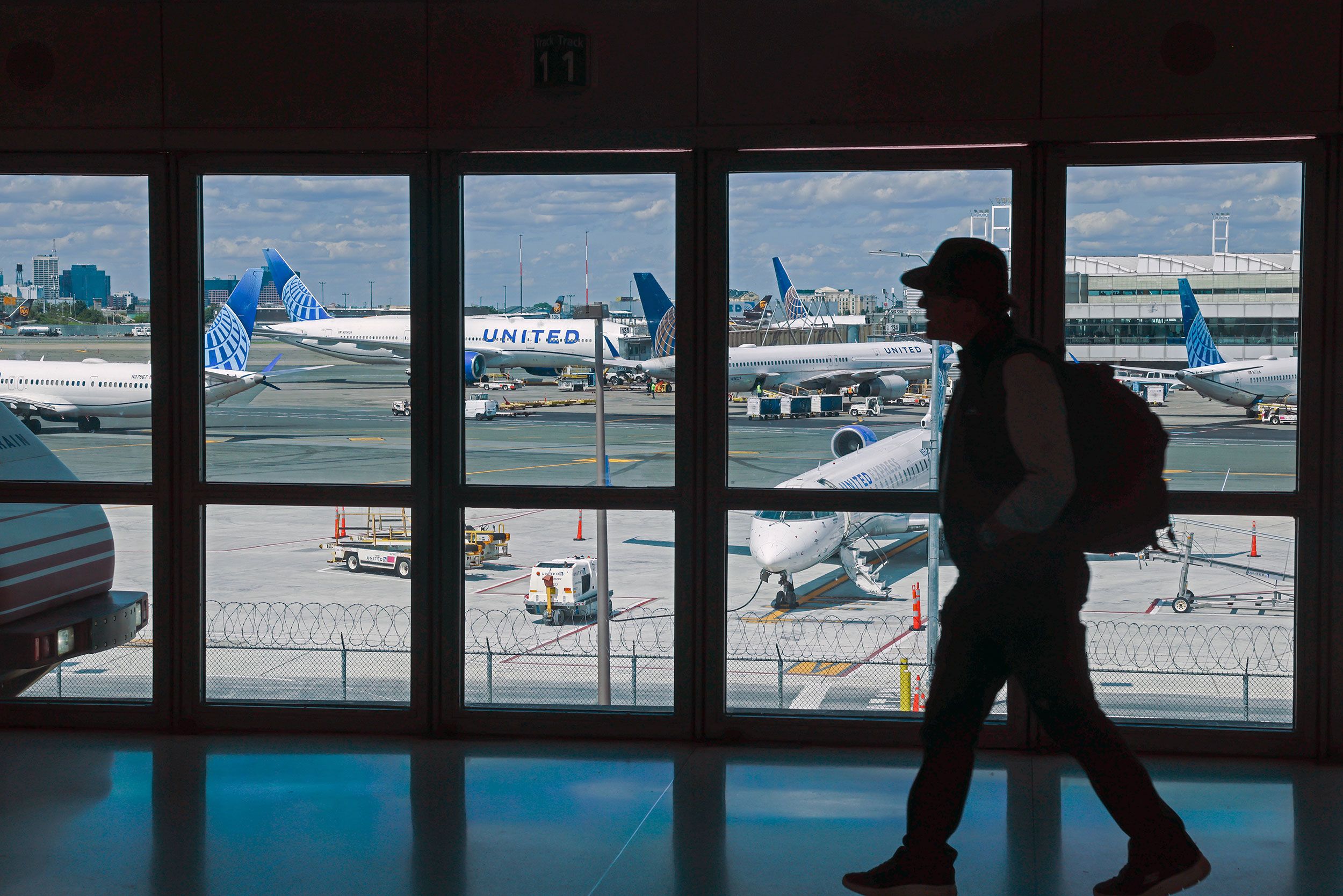 FAA Extends Newark Airport Flight Limits Through October 2026