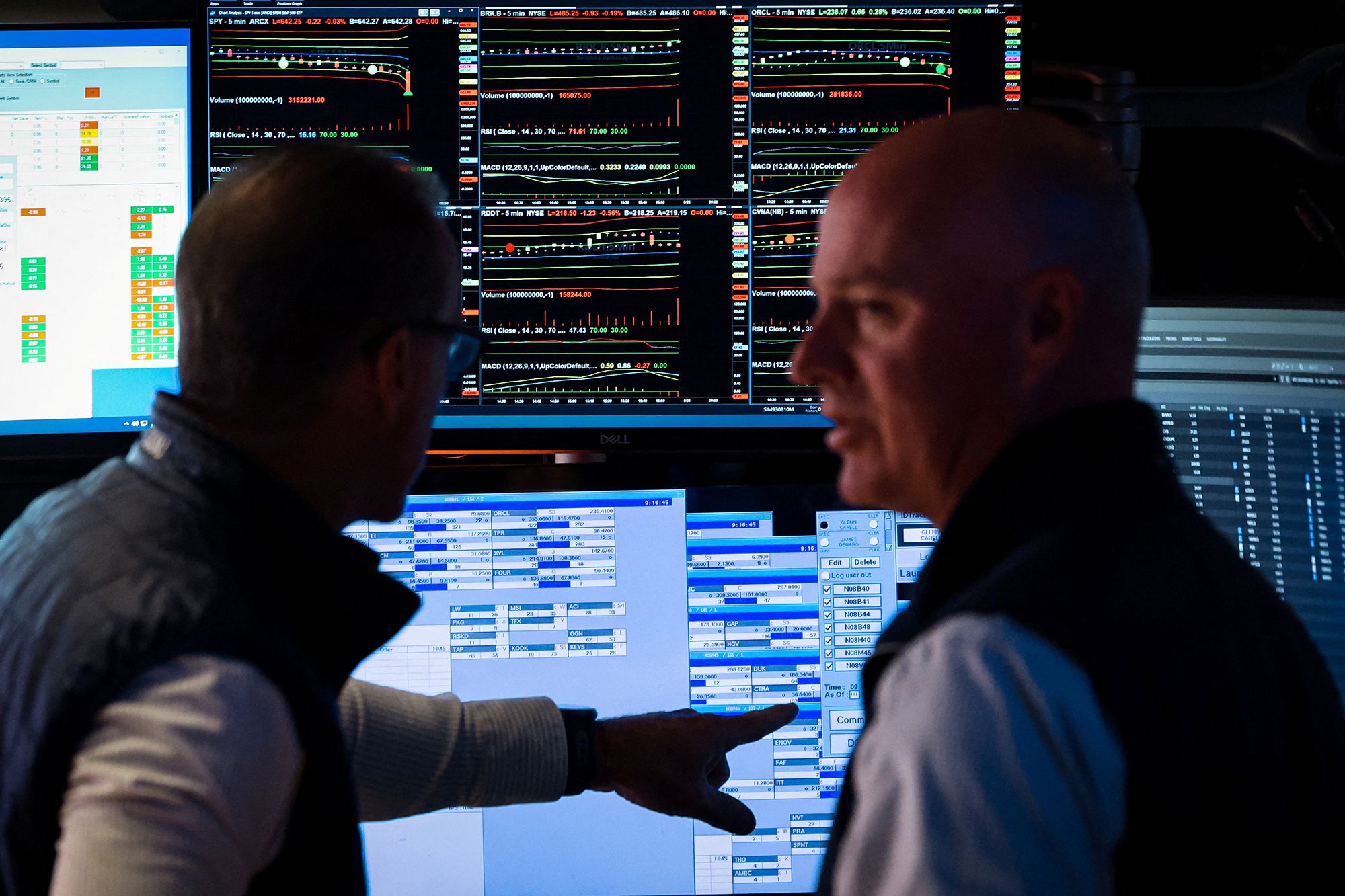 Wall Street Ends August Higher Despite Tech Weakness, Fed Cuts Eyed