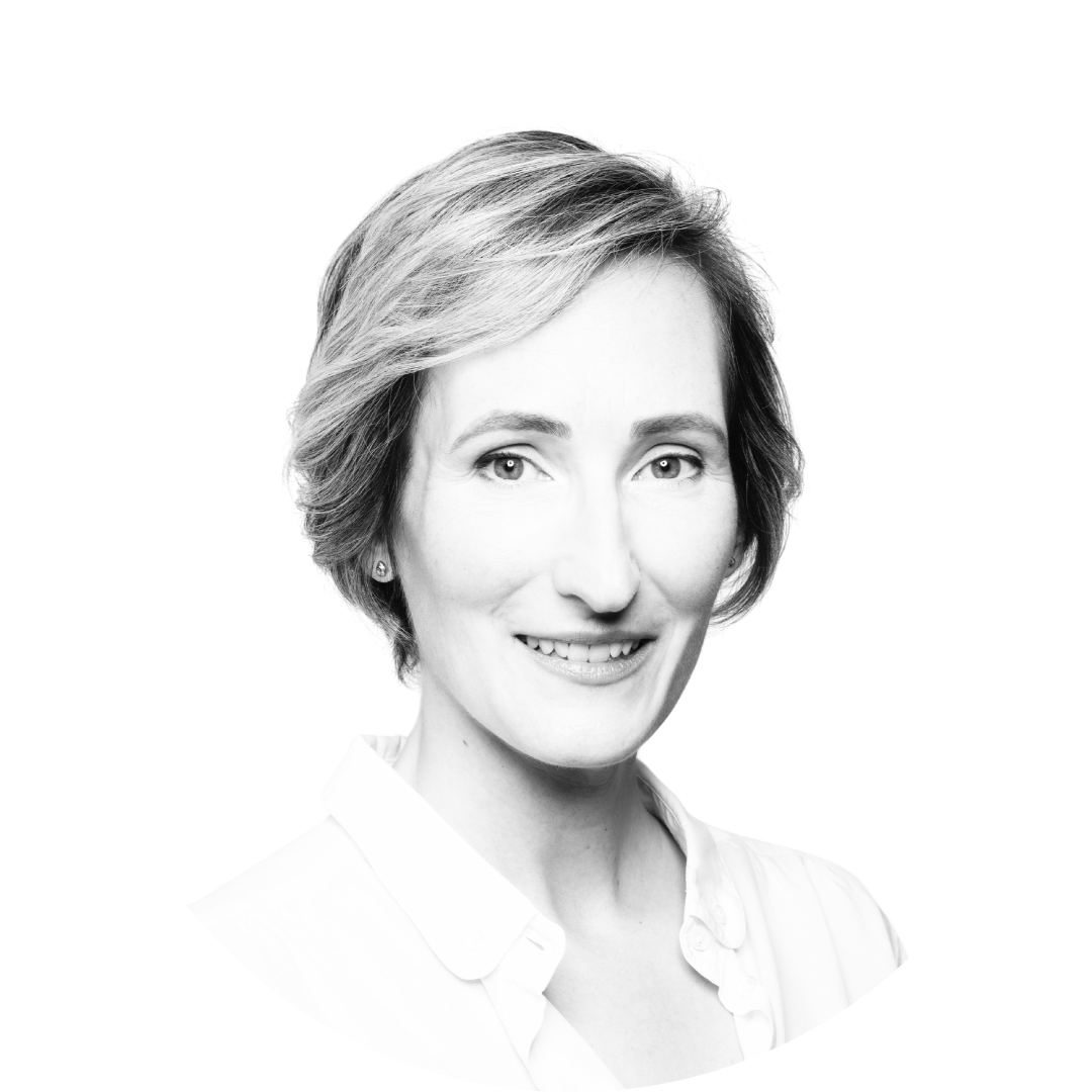 lack-and-white portrait of Samantha smiling against a pale cream background beneath the episode title.