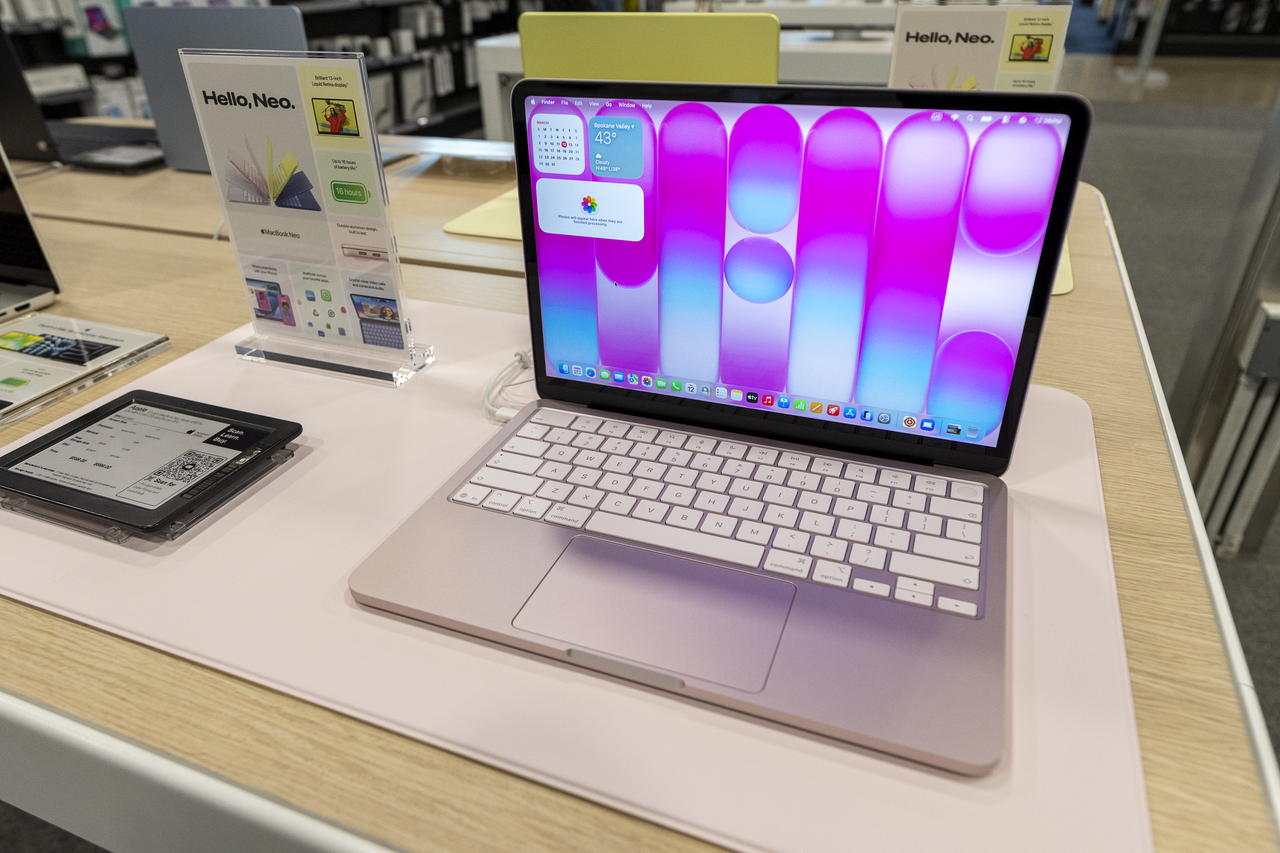 1280px-MacBook_Neo_(512GB_Blush;_2026).webp-1550973345