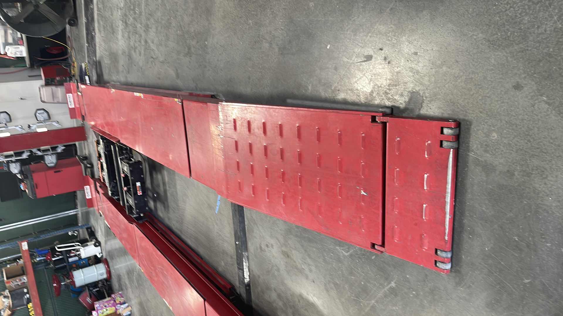 Photo 4 of HUNTER HAWKEYE ELITE ENGINEERING ALIGNMENT WITH SCISSOR ALIGNMENT LIFT MODEL RX-12-XL-12K 208/230 