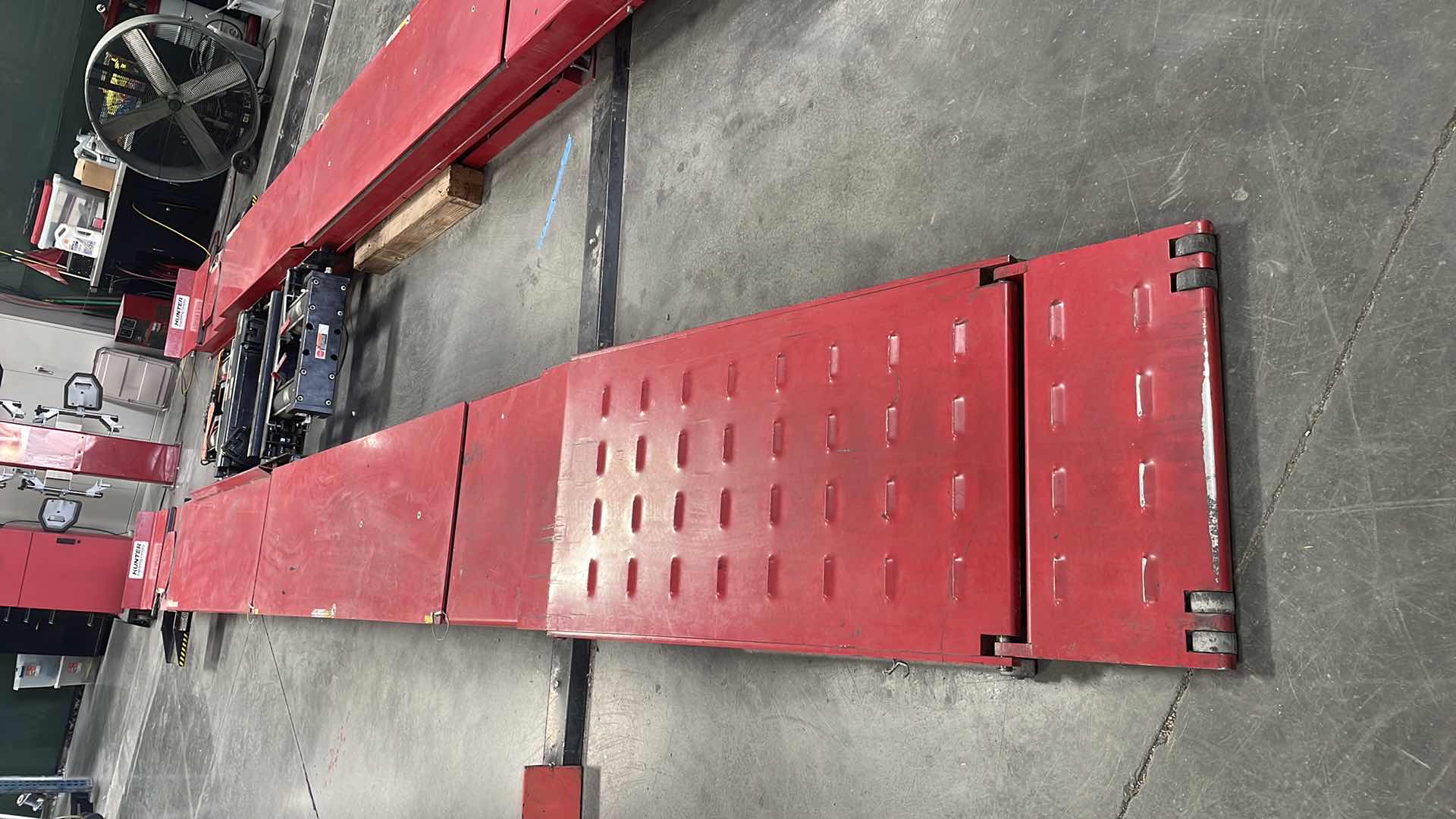 Photo 22 of HUNTER HAWKEYE ELITE ENGINEERING ALIGNMENT WITH SCISSOR ALIGNMENT LIFT MODEL RX-12-XL-12K 208/230 