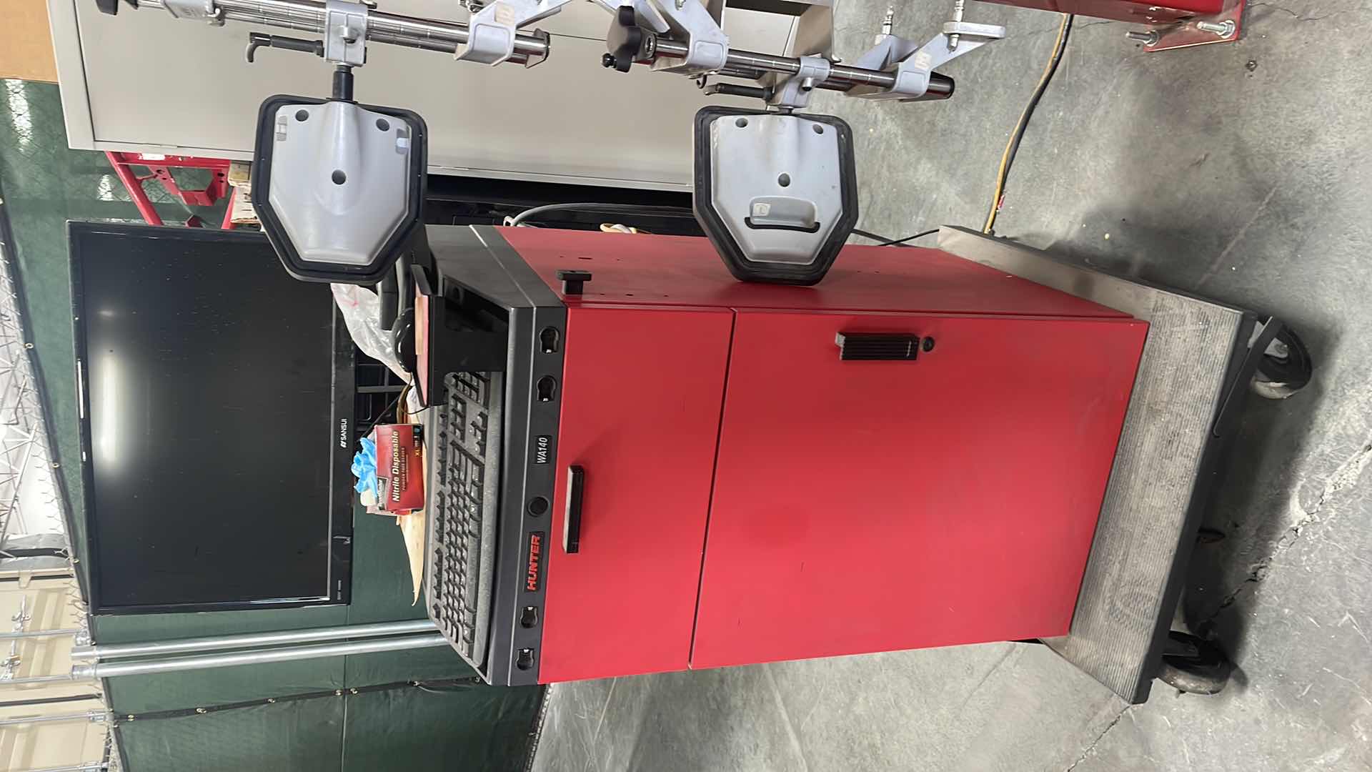 Photo 6 of HUNTER HAWKEYE ELITE ENGINEERING ALIGNMENT WITH SCISSOR ALIGNMENT LIFT MODEL RX-12-XL-12K 208/230 